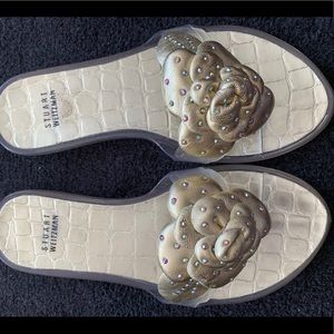 Stuart Weitzman “Bloom” flip flop - Sz. 6. Gold!